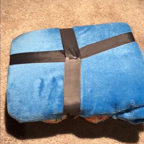 New with tags TRAVEL GIFT SET blanket & pillow ✈️ - Picture 4 of 5